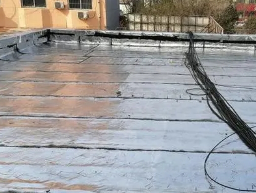 张家川卫生间漏水维修公司分享下张家川屋面楼顶防水刚性防水层施工要点。